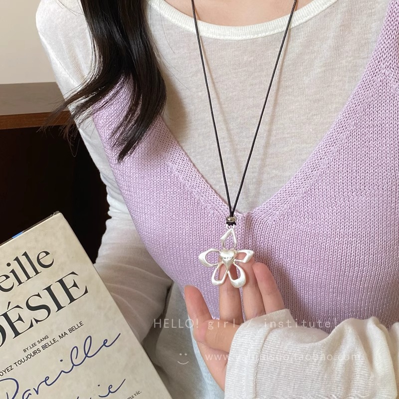 Korean Instagram blogger's hollowed-out flower pendant necklace is a feminine black rope that can be pulled and adjusted. It's a long sweater chain details Picture