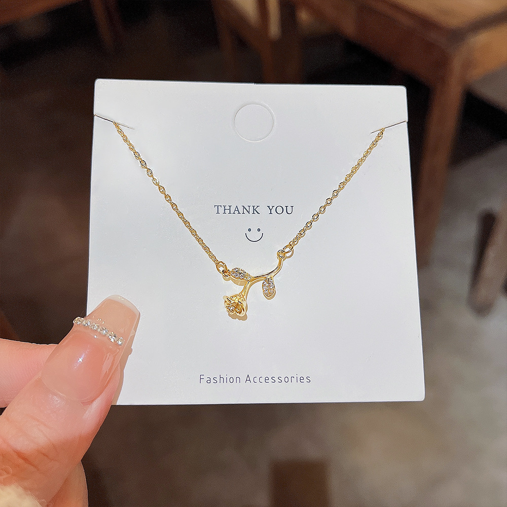 This is a necklace with a slightly inlaid rose pattern, a stylish titanium steel collarbone chain, and a cold style as a gift for your girlfriend Application Scenario