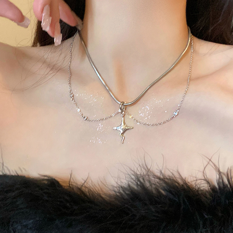 A cool and stylish silver double-layer cross pearl necklace for women's summer collarbone chain, 2023 new style necklace full figure