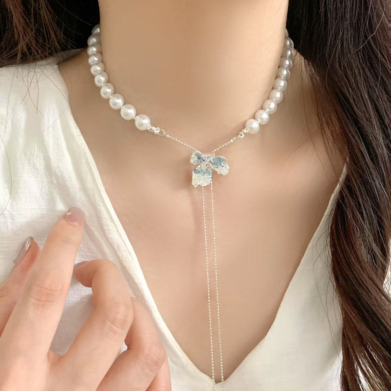 French blue iris pearl necklace with a unique feminine touch, a pull-out collarbone chain, and a light luxury design details Picture