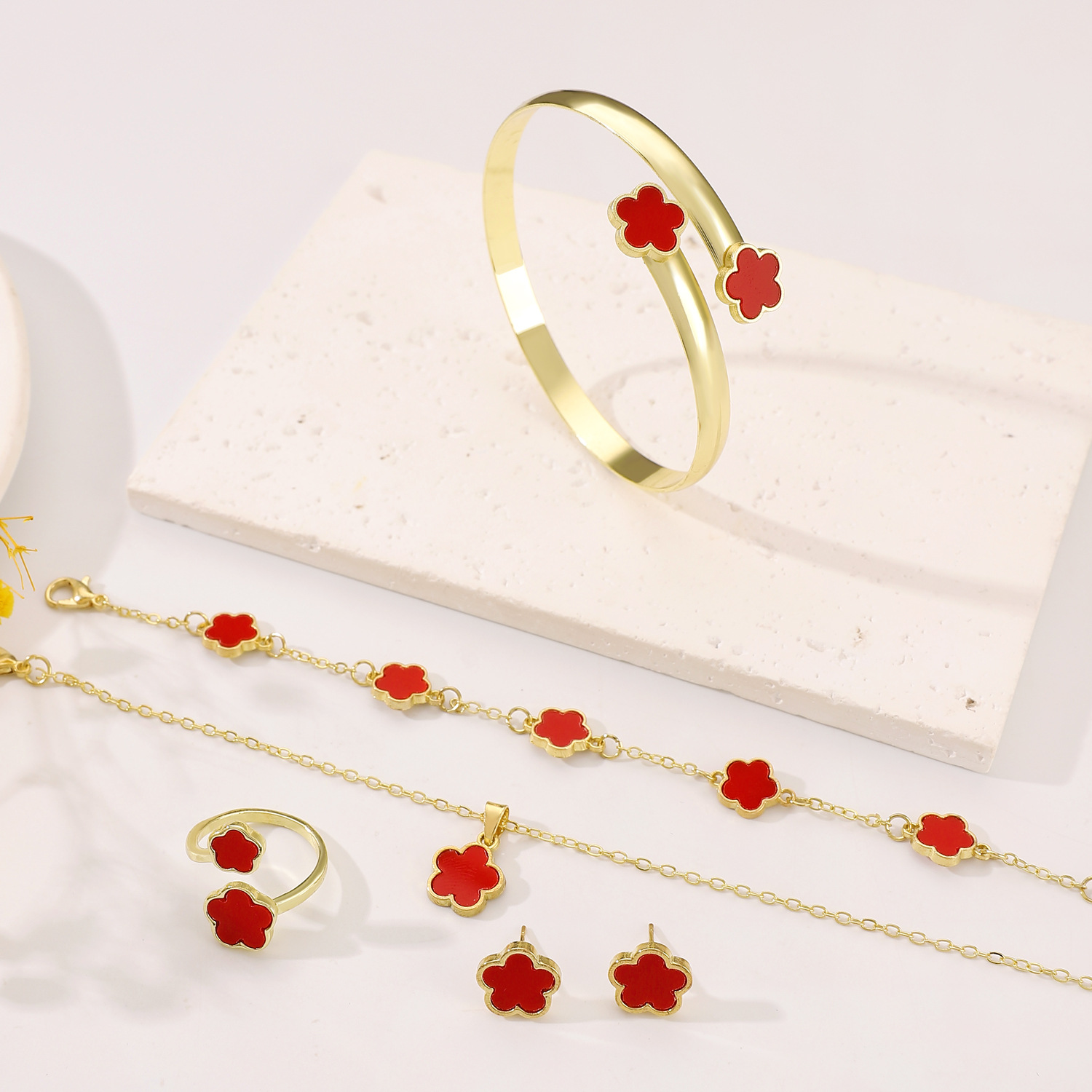 Lucky flower jewelry sets, five-leaf clover bracelets, bangles, earrings, necklaces, rings and other women's accessories that are selling well across borders in Europe and America Application Scenario