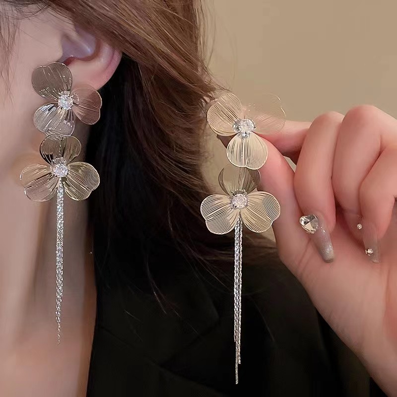 Golden flower tassel earrings for women, with a light luxury and high-end feel, are a new bestseller in 2025. The ear studs are a niche and unique style of earrings Application Scenario