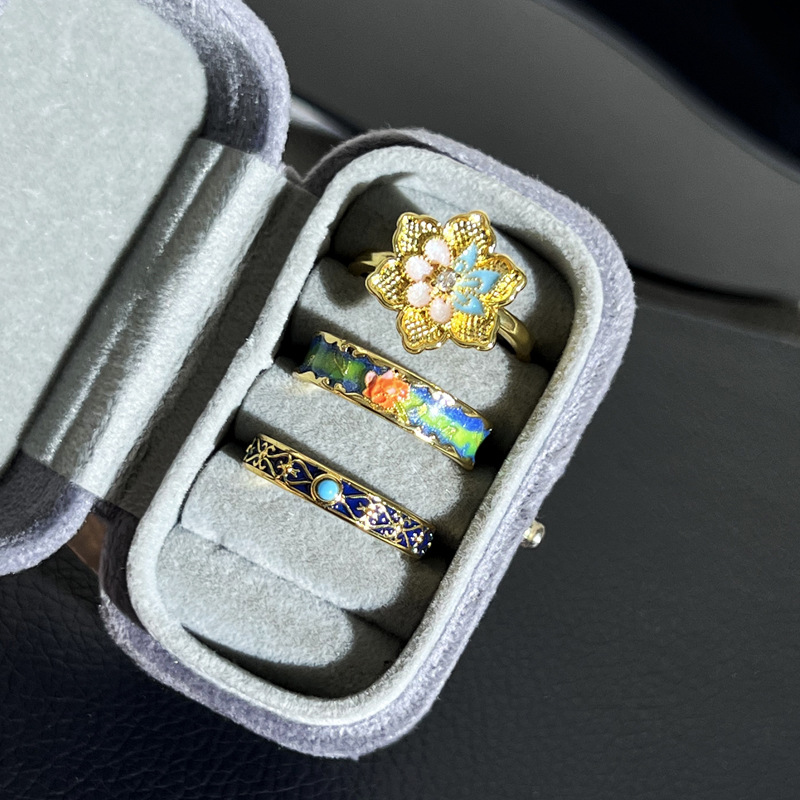 New Chinese-style retro flower enamel gradient color fashion ring, feminine, light luxury, high-end, sweet and cool index finger ring Application Scenario