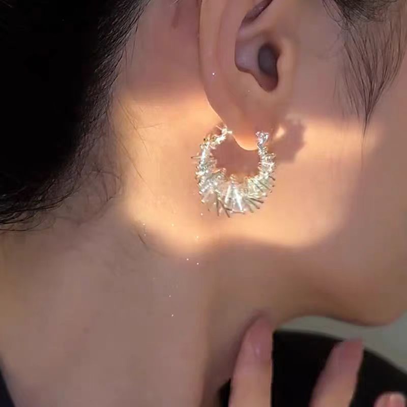 Unique and distinctive, intricately wound hollowed-out circle ear buckles, simple and fashionable, cold style, high-end feel, women's 2025 new earrings trend Specification drawing