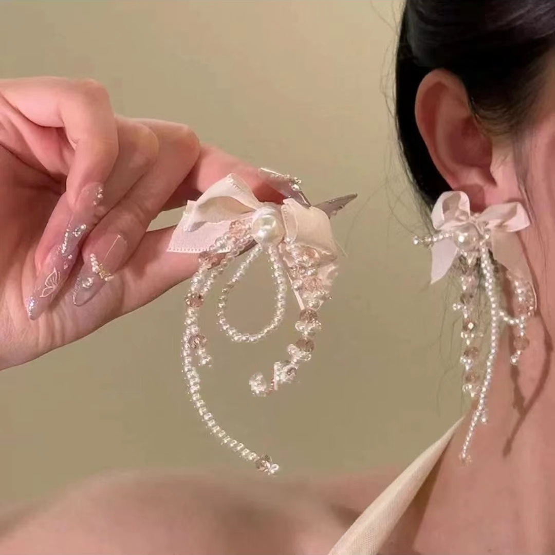 Vacation-style crystal flower tassel earrings designed for women, exaggerated earrings, fashionable, super ethereal, and elegant earrings full figure