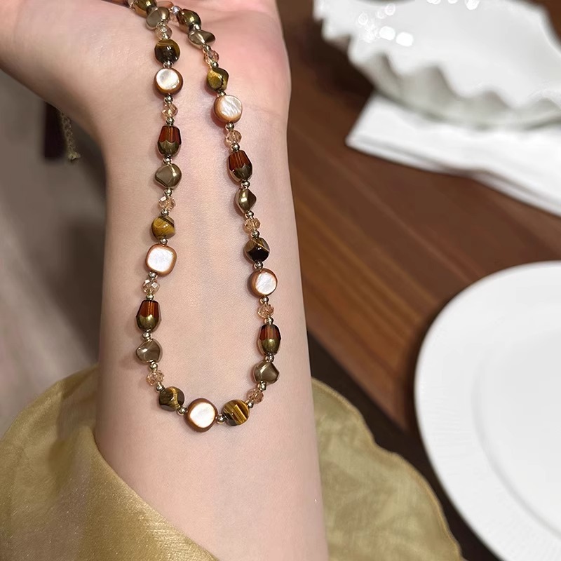 Maillard's light luxury and niche coffee-colored pearl necklace with a beaded feel and tiger's eye stone is a versatile collarbone necklace for women. Wholesale details Picture