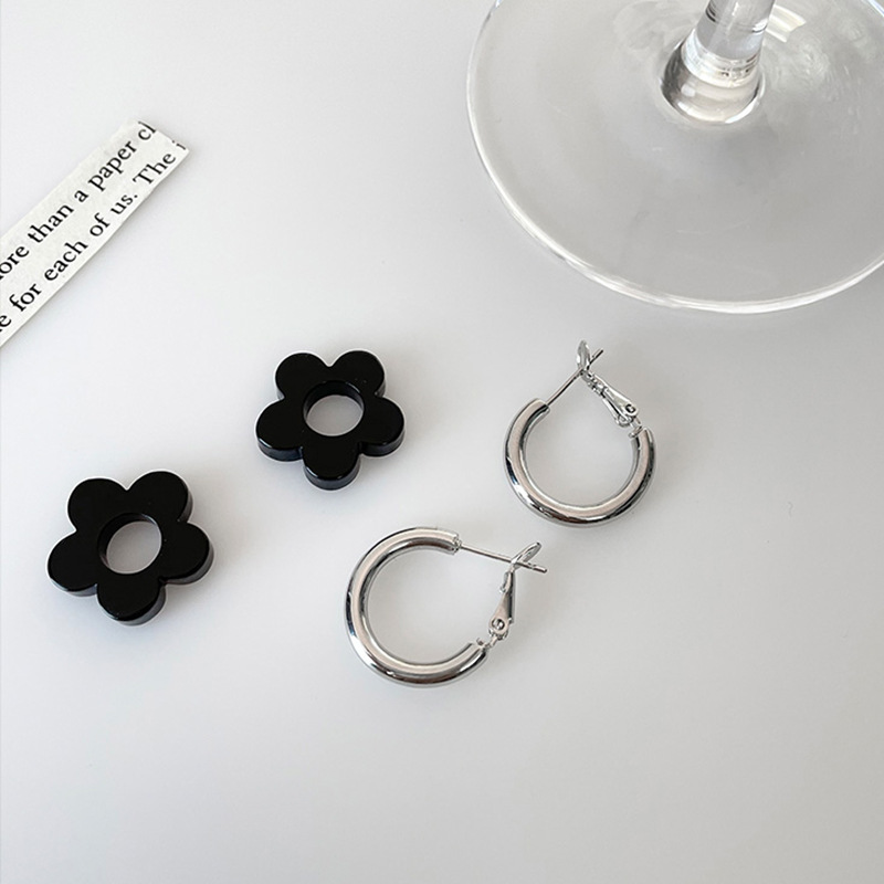The black flower ear rings of the same style as Ou Yangna's earrings are sweet, cool, and girlish, with a cold and unique design sense. They are versatile earrings Application Scenario