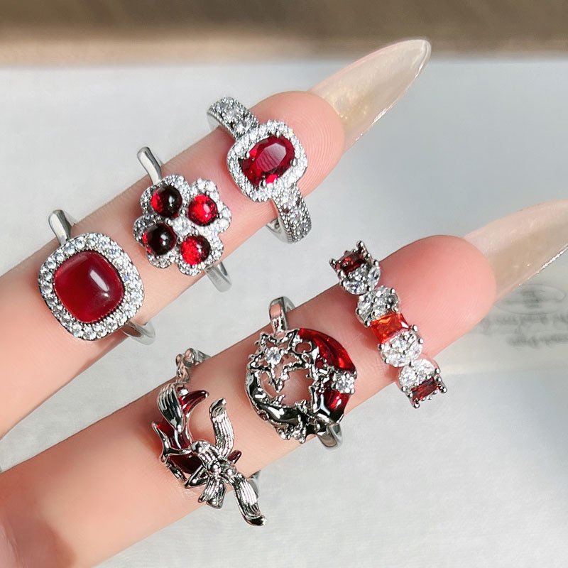 The new wish is selling well. It's a high-end and elegant ring for European and American ladies' parties. The small square sugar four-leaf clover ring is trendy full figure