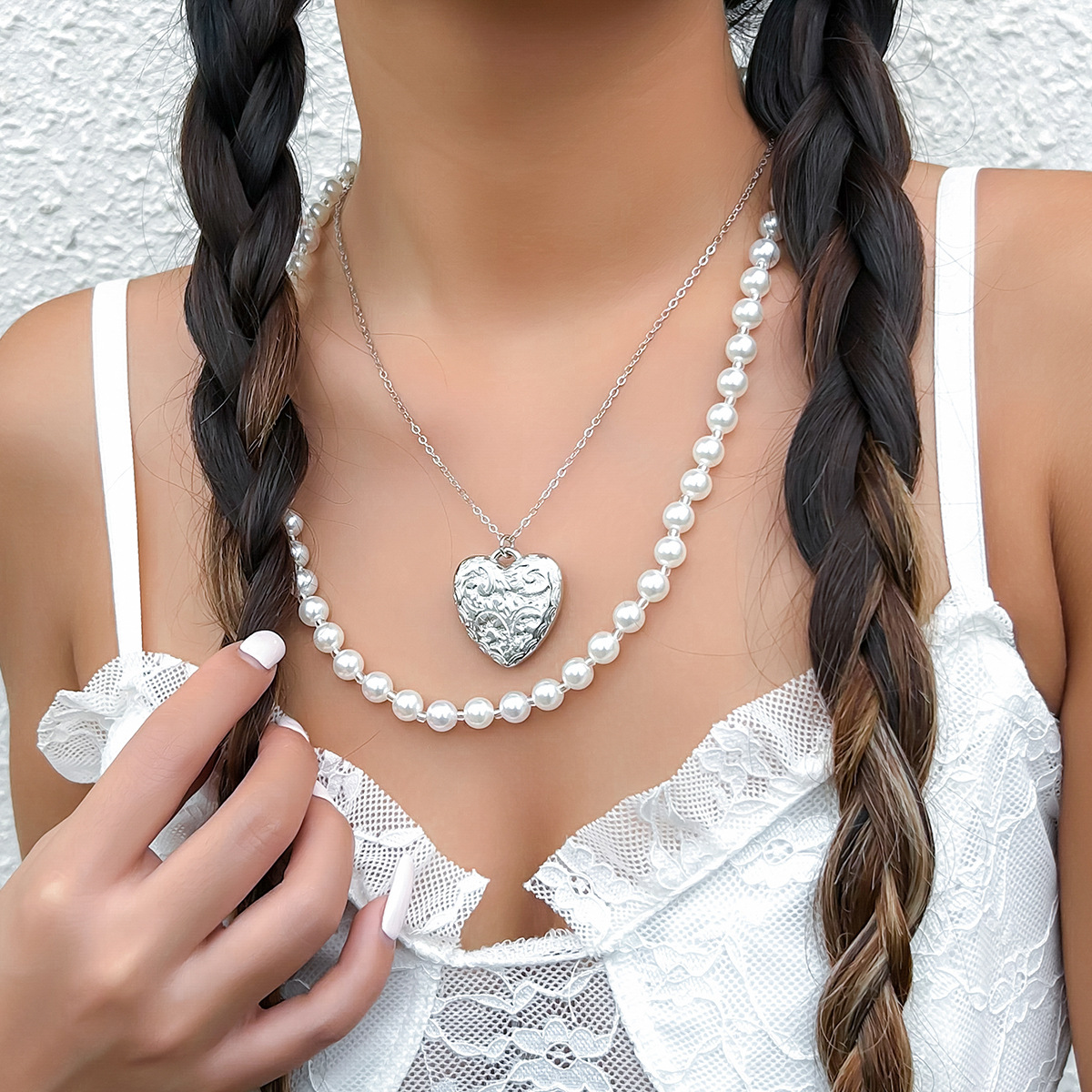 European and American cross-border jewelry, sweet and cool, cold style, large heart pendant, hot girl necklace, niche beaded necklace, versatile for women Specification drawing