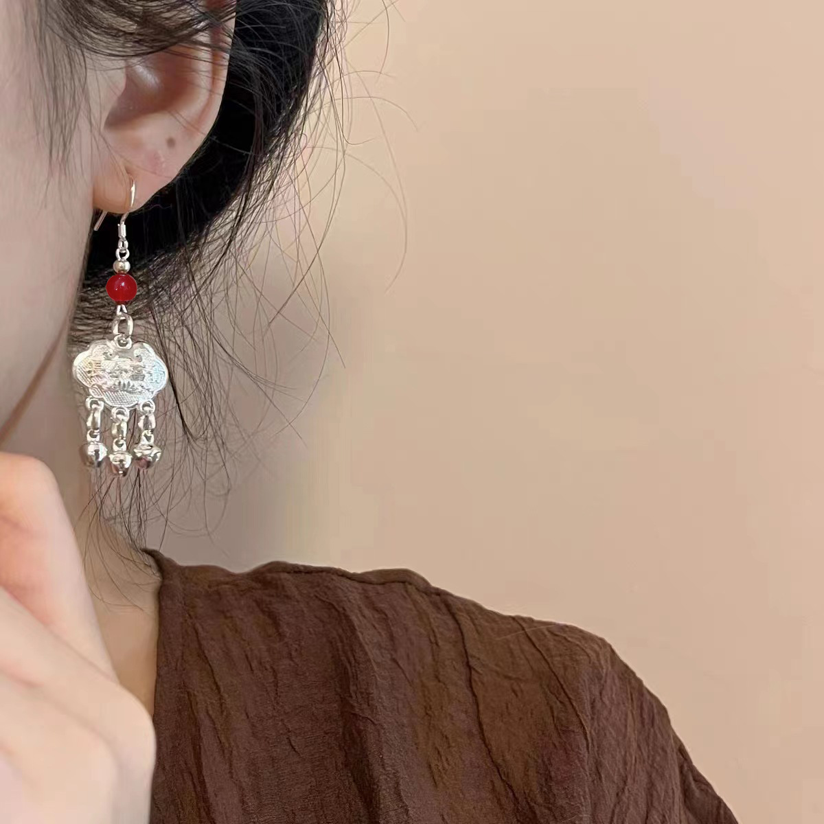 New Chinese-style peace lock, bell pendant, ear hook, feminine charm, versatile, retro and high-end ethnic style ear stud Specification drawing