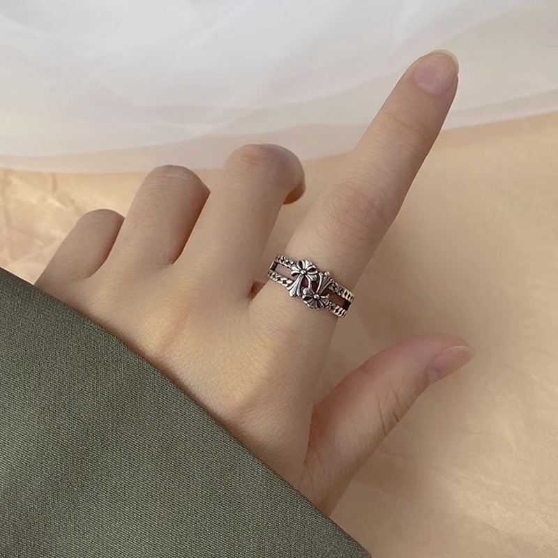 Retro chain cross ring, a trendy and fashionable niche design for women, hip-hop personality, imitation Thai silver open index finger ring details Picture