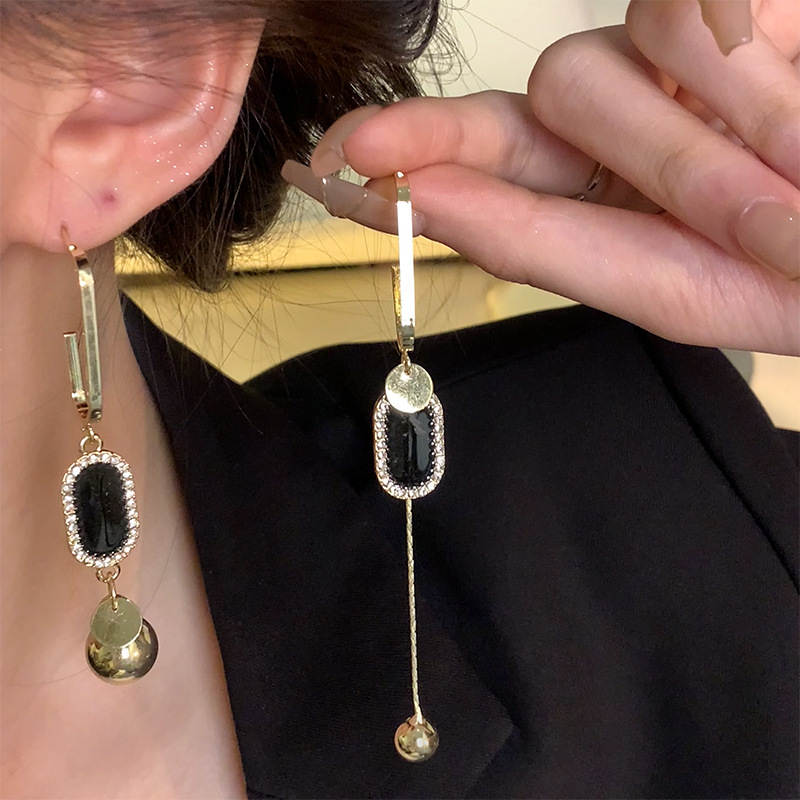 The light luxury, diamond-encrusted tassel earrings are versatile for women and exude a sense of sophistication. The S925 silver needle earrings are a bestseller details Picture