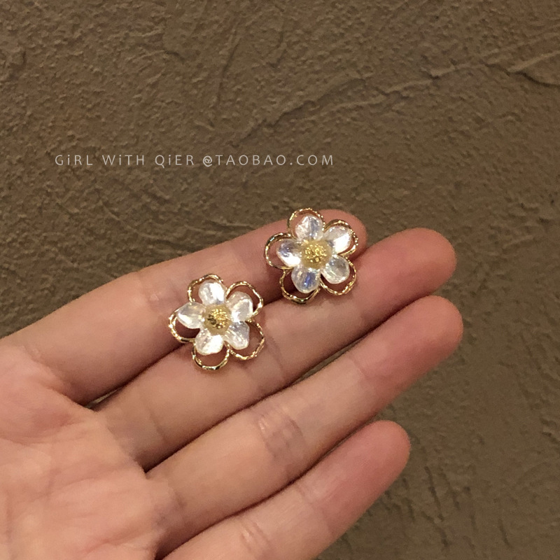 Flower earrings for women, simple, small and versatile. Petal 2025 new Korean style, super ethereal and internet-famous stud earrings Application Scenario