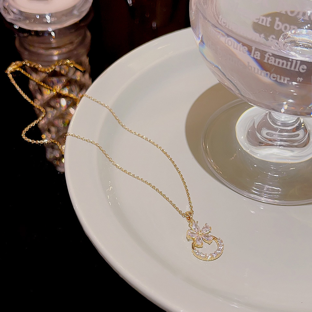 Fashionable and sweet petal necklace for women, exquisite, high-end, light luxury and niche neckchain, 2024 new style bestseller, Internet celebrity collarbone chain Application Scenario