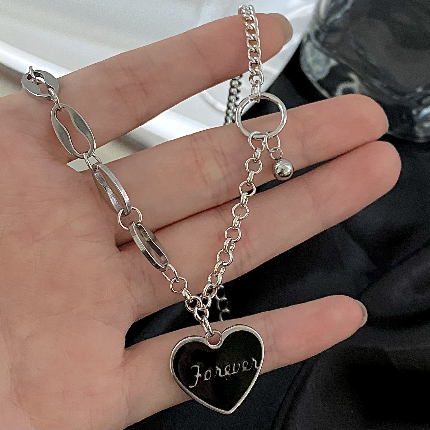 Black heart-shaped letter pendant necklace, a cool female style titanium steel non-fading accessory, an Instagram hip-hop niche collarbone chain Specification drawing