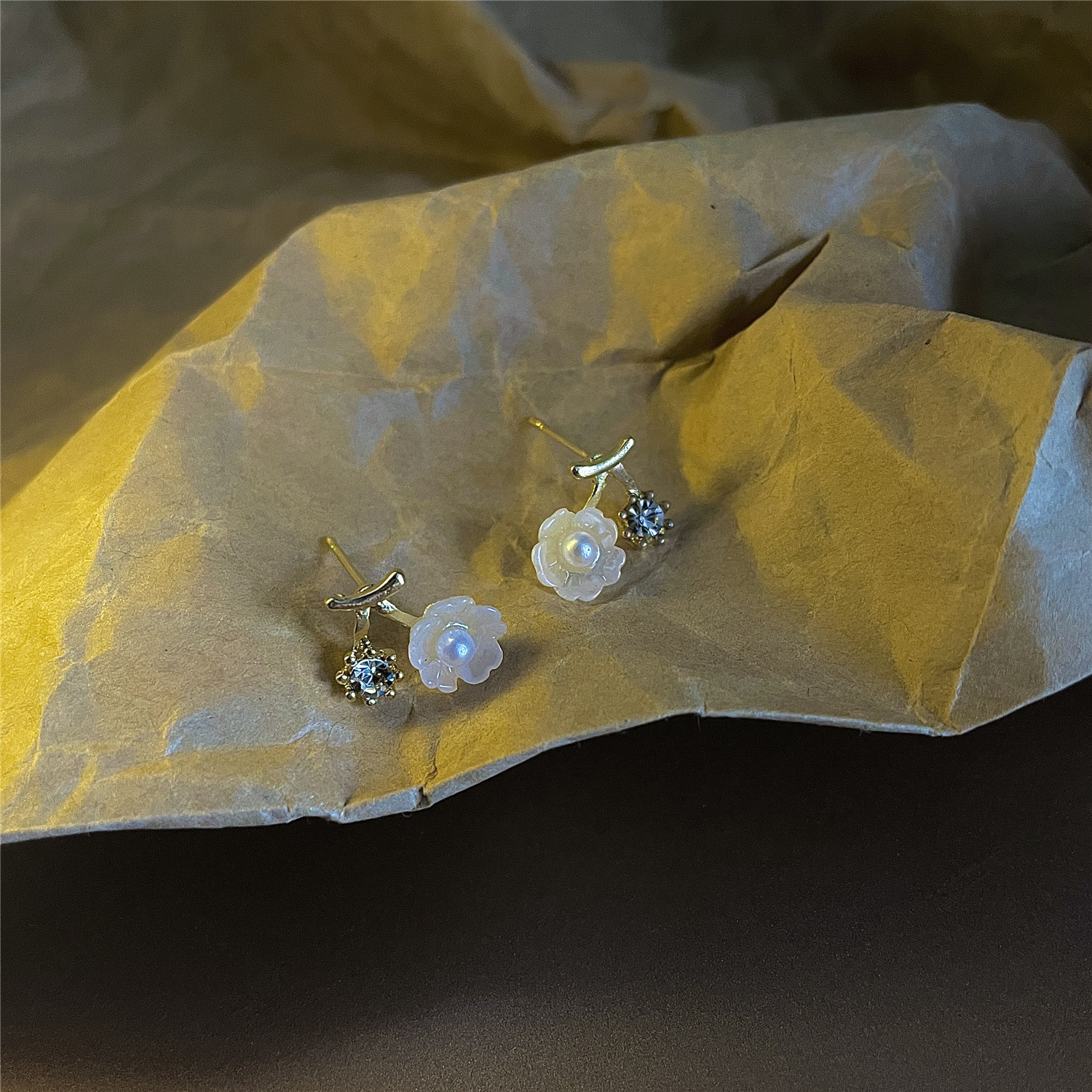 Sweet water diamond flower earrings from Japan and South Korea, a new trendy and light luxury stud earrings for women in 2025, a niche summer design for women Item Picture