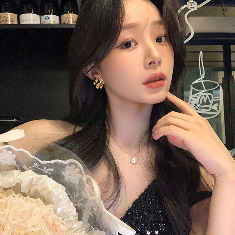 For autumn and winter, two women are wearing metal three-dimensional flower stud earrings with a light luxury and high-end feel. These golden earrings exude a unique charm and are popular online earrings Specification drawing