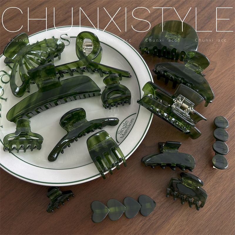A high-end French acetate dark green shark clip with a simple and elegant style. The back of the head is a Korean hair accessory details Picture