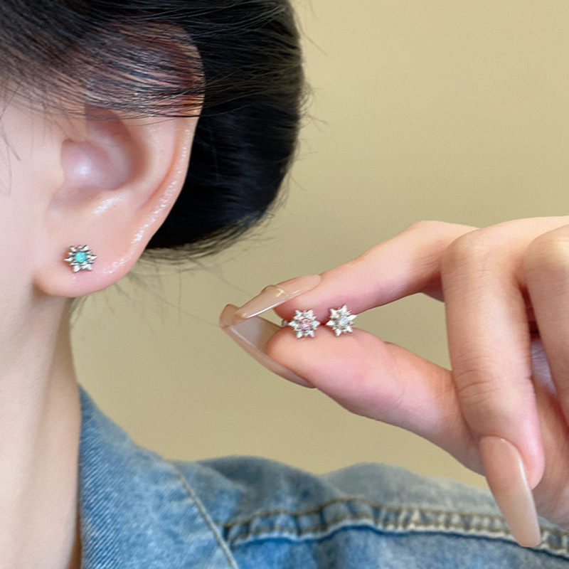 The super sparkling micro-inset zircon star ear stud is small, exquisite, versatile and elegant. It exudes a high-end feel and is the same style as the trendy earrings Specification drawing