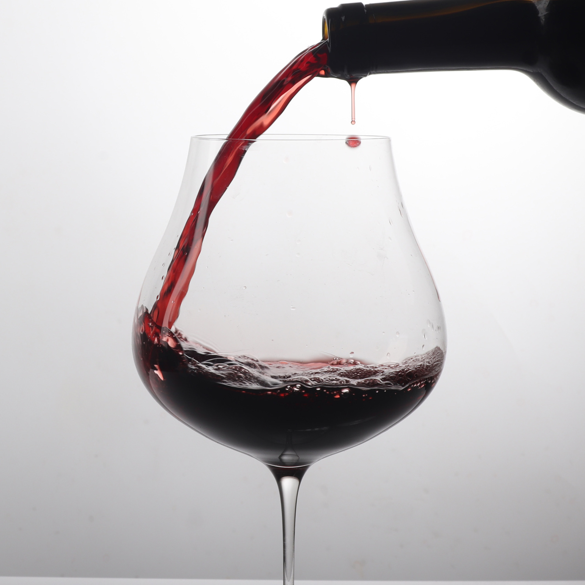 Creative slanted lipstick wine glass, wine glass for home use, elegant and thin slender crystal glass, tall glass Application Scenario