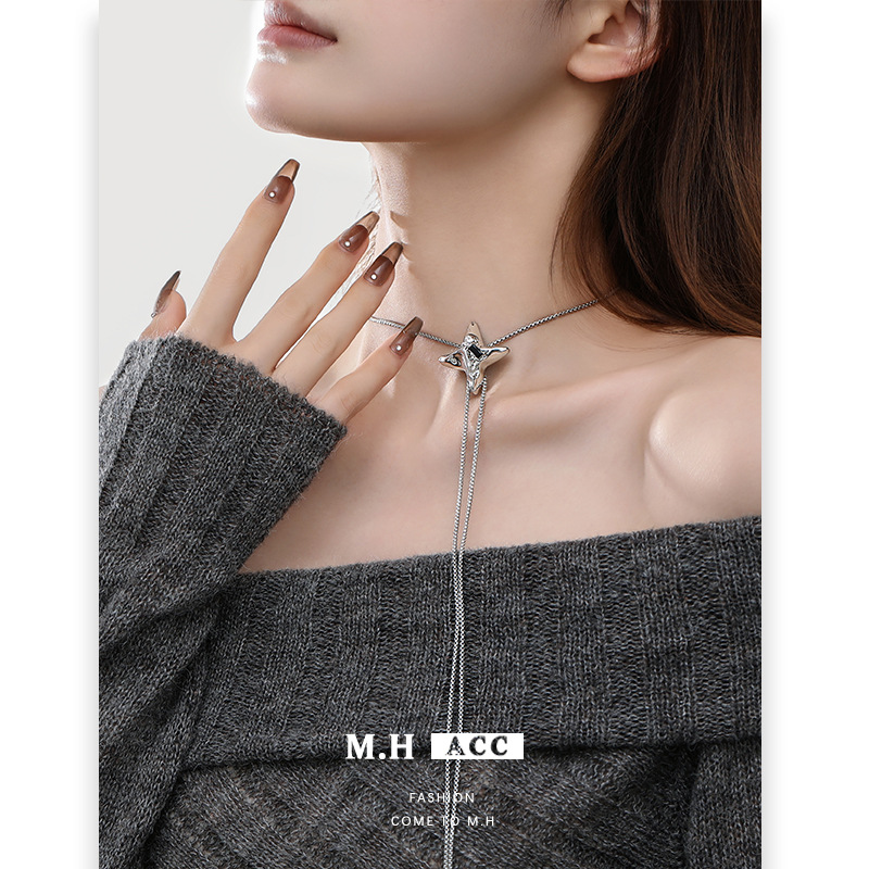 A collection of long autumn and winter necklaces with a unique design sense that can be pulled out, a fashionable and stylish sweater chain, and a high-end look for women details Picture
