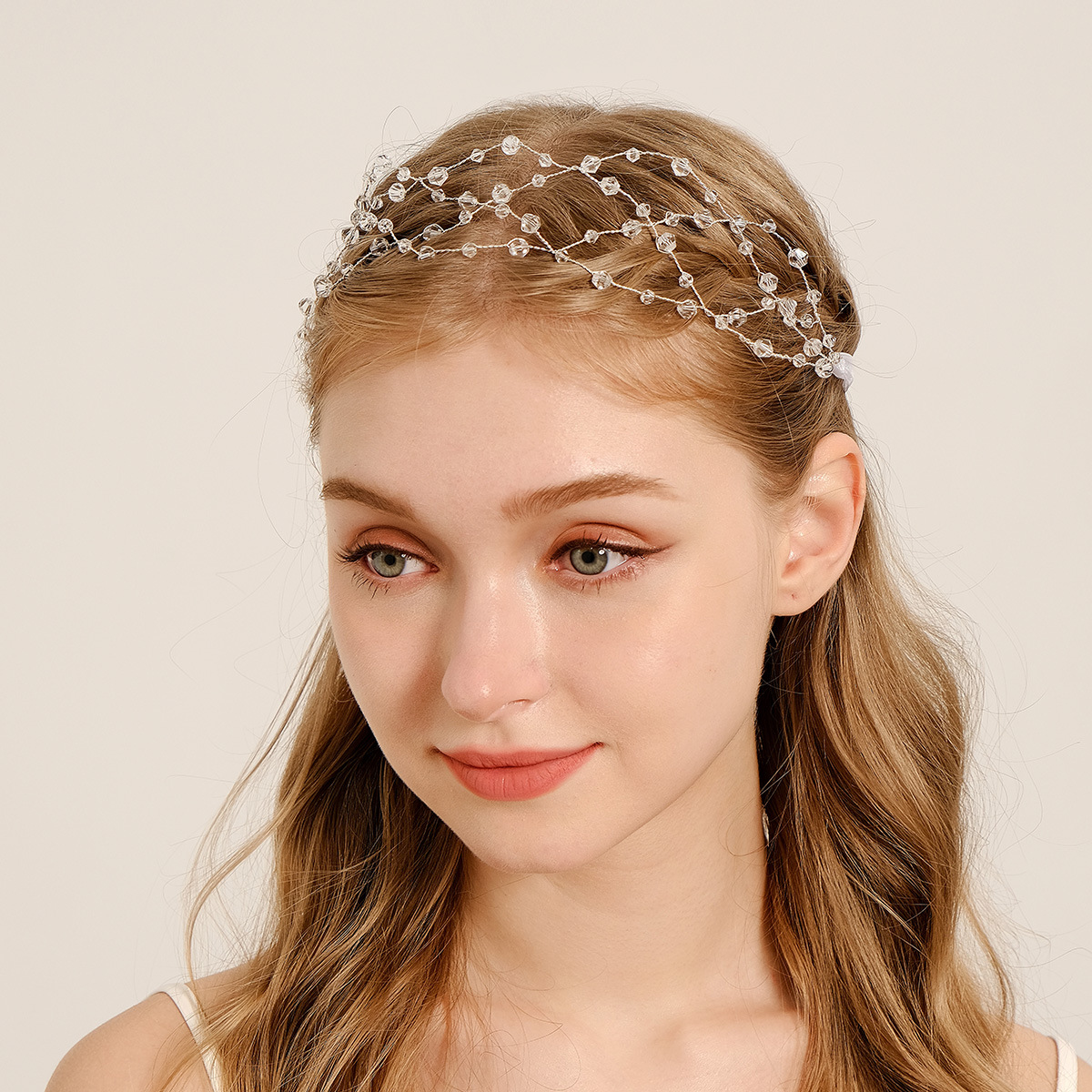 A new retro crystal hair band from Europe and America, a fashionable and versatile bridal headwear. Handcrafted beaded grid crystal wide hair band for women full figure