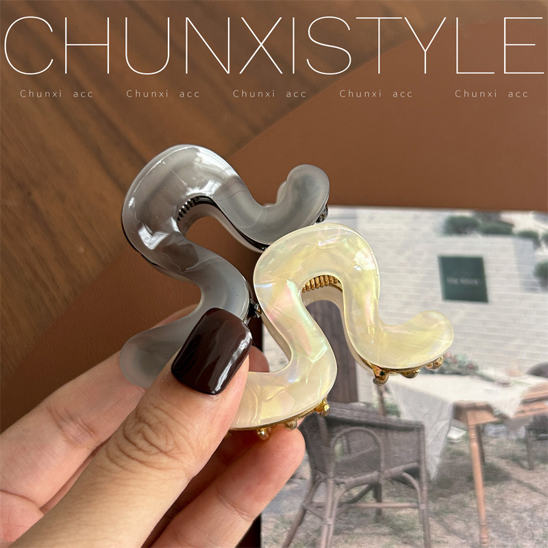 High-end acetate semi-tied hair clips for women, small scratch clips at the back of the head, elegant ponytail headwear, 2024 new summer style Application Scenario