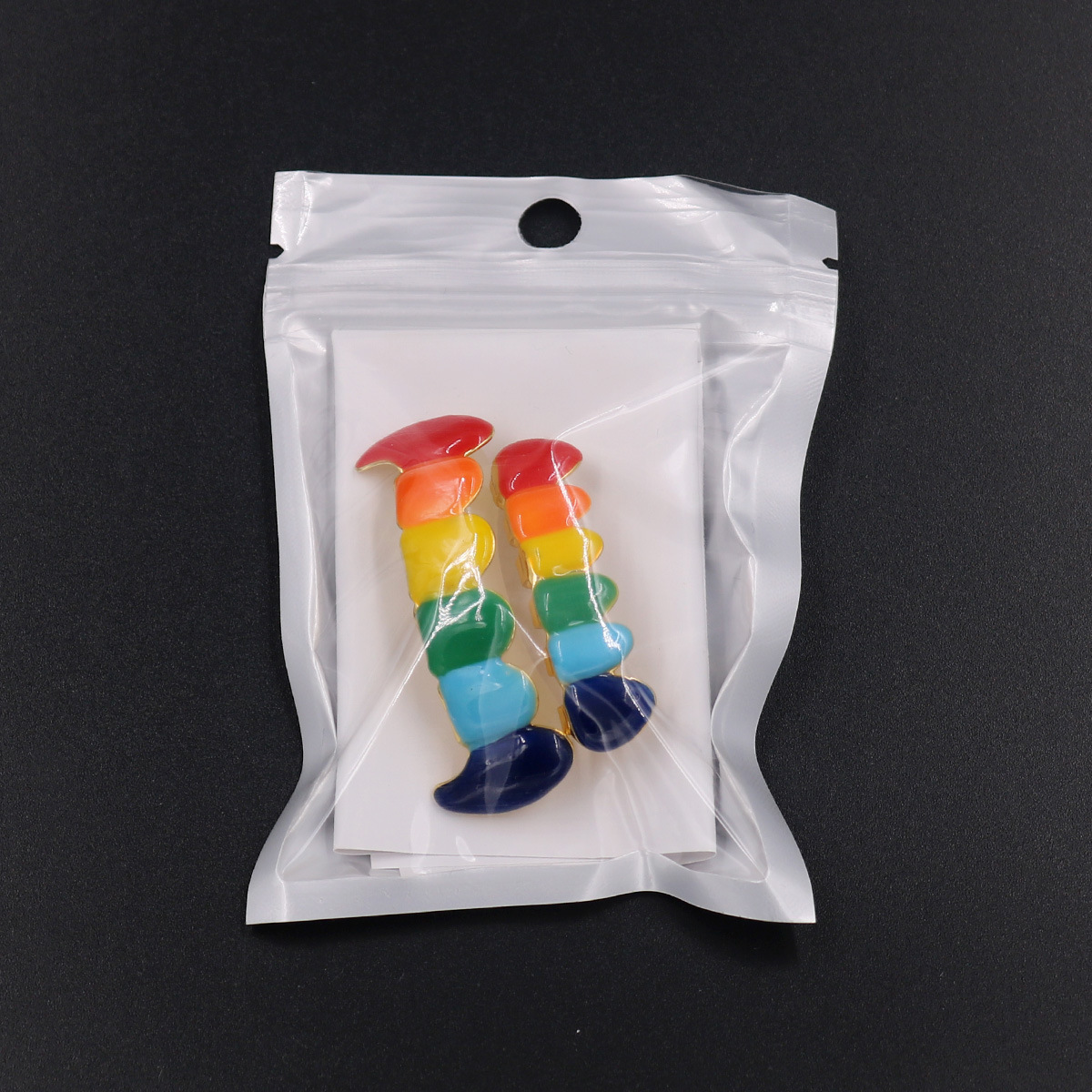The trendy and fashionable items in Europe and America are buying hip-hop colorful oil drip Wolf tooth Hip-hop nightclub trendsetters Halloween stage props Application Scenario