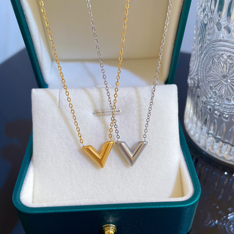 【 All-titanium Steel 】 Little V's temperament, genuine gold necklace inside the furnace, a lucky female Instagram influencer collarbone chain accessory details Picture