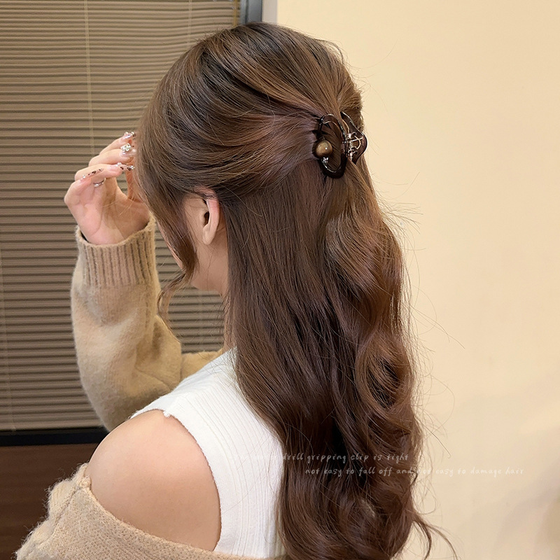 Amber cloud small grab clip, new semi-tied hair clip, mini side bangs clip, princess hairstyle small clip headwear Application Scenario