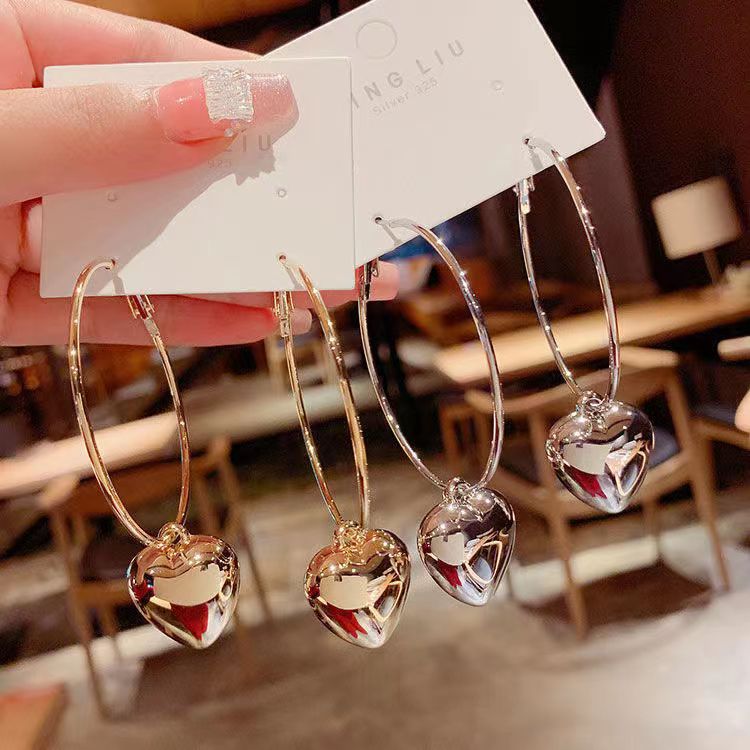 Unique and versatile, simple circular hollow heart-shaped large ear rings for women, Korean style, high-end and fashionable stud earrings and earrings Application Scenario