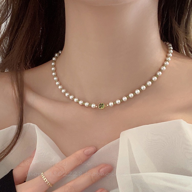 Shi Family Pearl necklace, olive green crystal pendant, collarbone chain, niche and light luxury bejeweled necklace, gift for best friend's collar full figure