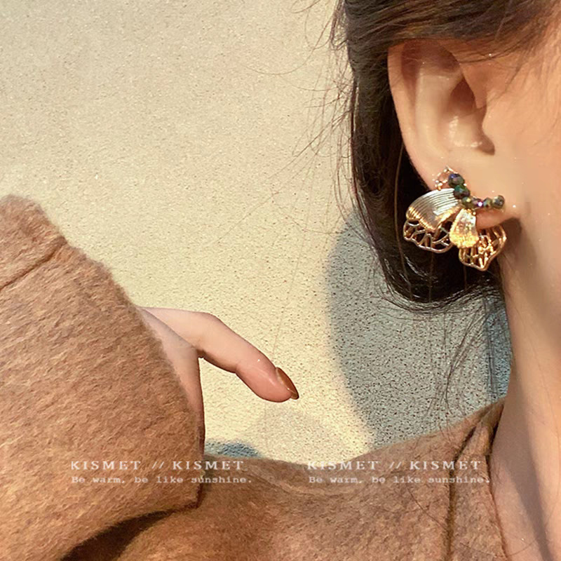 Golden wings ~ New Chinese-style retro flowing gold butterfly stud earrings, feminine, light luxury and niche earrings worn on the front and back details Picture