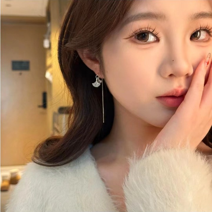 Ginkgo leaf Ear Thread Ethereal earrings 2023 New bestseller, niche design sense, high-end cool style, face-slimming earrings Application Scenario