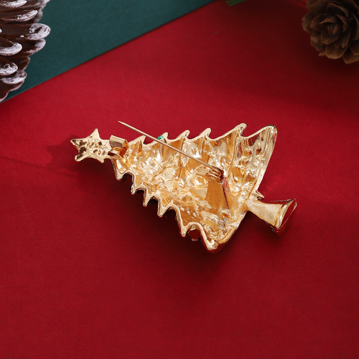 Cross-border European and American Christmas enamel diamond-encrusted Christmas tree brooch with a light luxury and high-end feel, autumn and winter fashionable sweater pin Application Scenario