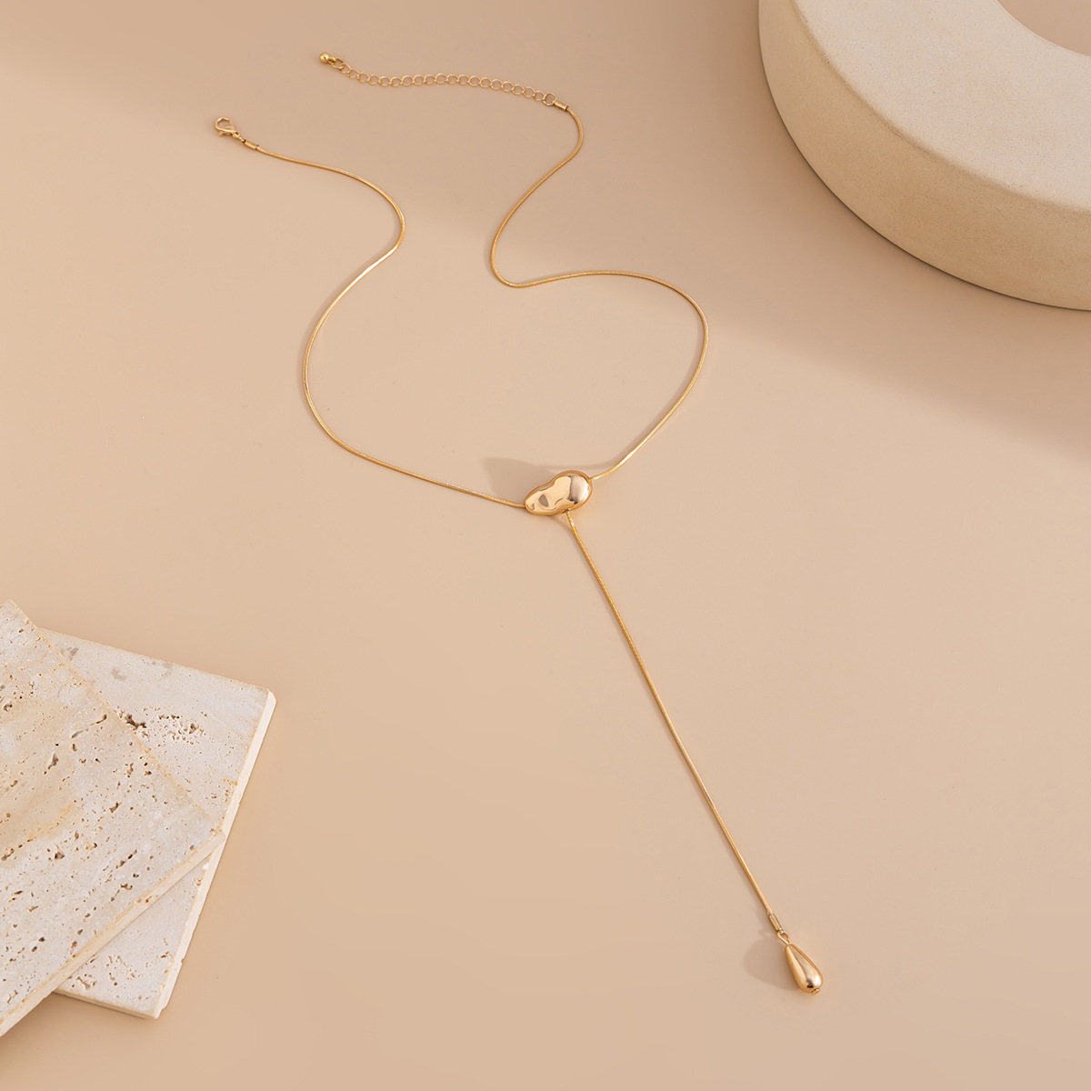European and American cross-border jewelry, fashionable irregular metallic square snake necklace, simple CCB water drop pendant collarbone chain Application Scenario