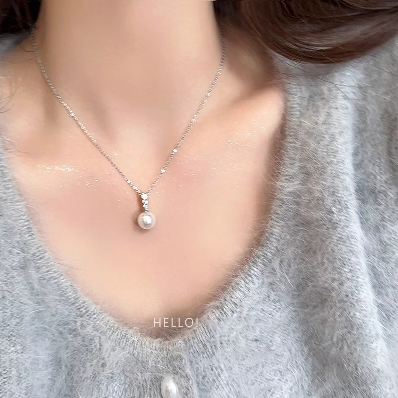 A gentle grey pearl zircon pendant necklace with a cold, luxurious and niche design on Instagram. A sweater collarbone chain details Picture