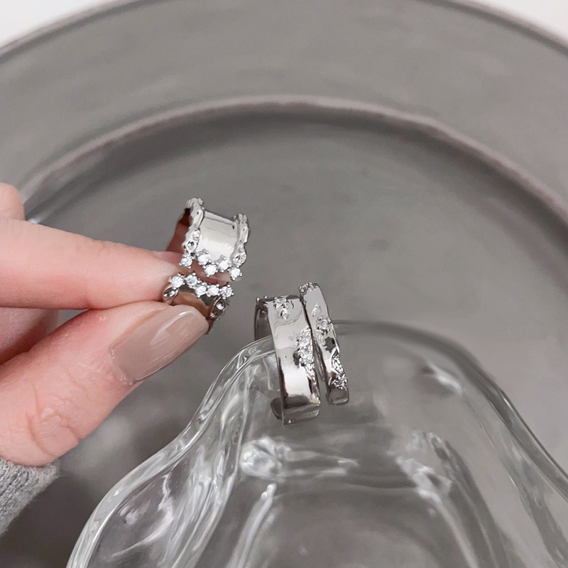 A niche design with an InS-style texture, simple zircon open ring, a unique, fashionable and cool combination ring for the index finger Application Scenario