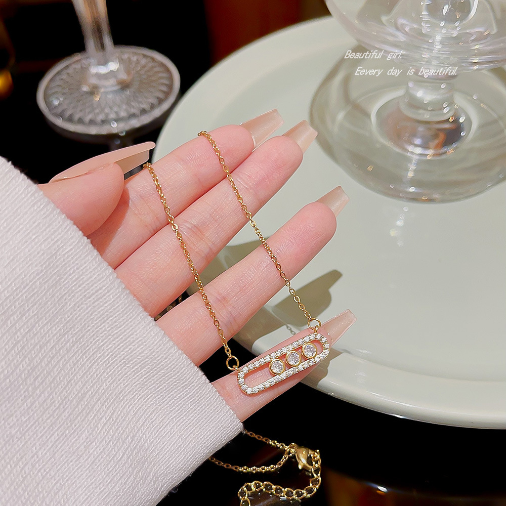 Titanium steel necklace, non-fading, light luxury, niche design sense, collarbone chain, popular accessory, high-end and exquisite neckchain accessory full figure