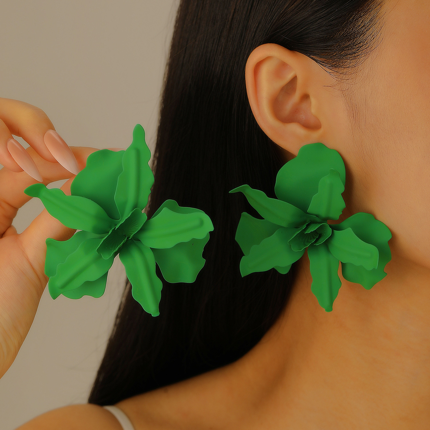 European and American fashion exaggerated oversized geometric pleated lacquered flower earrings, party earrings, summer vacation style stud accessories Application Scenario