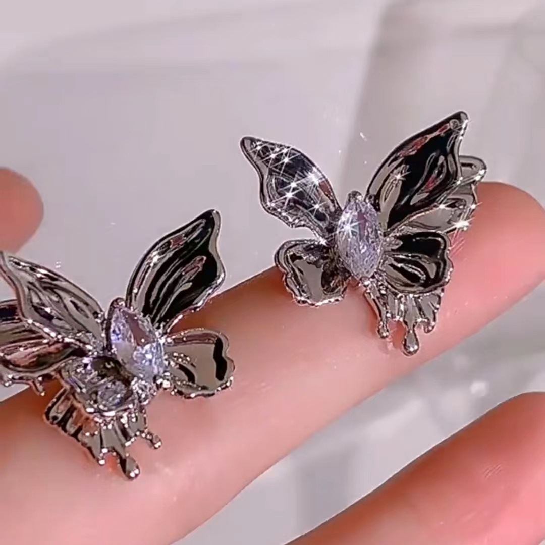 This niche design features a stylish zircon butterfly ear clip that exudes a light luxury and high-end feel. It is a fashionable and popular accessory without any ear holes full figure