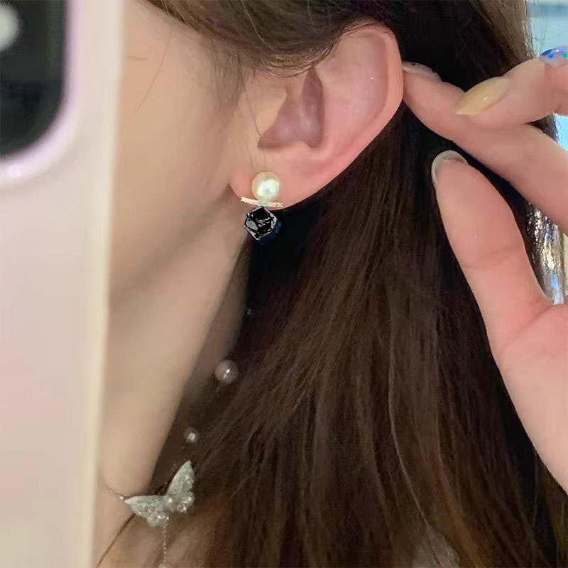 The blue crystal cube sugar pearl earrings are a light luxury, niche and high-end accessory for women, with a grand and elegant style. They are unique and beautiful stud earrings Specification drawing