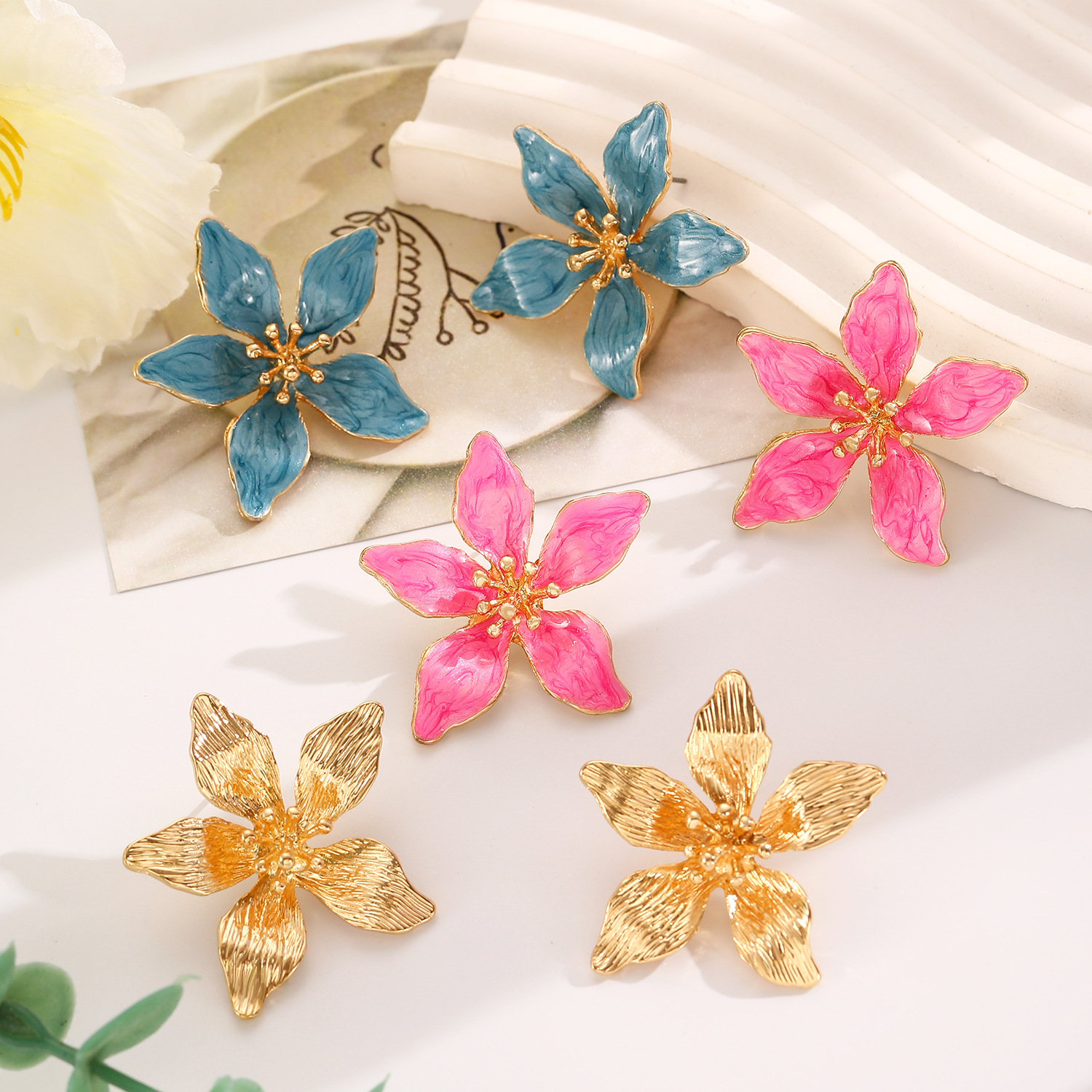 New cross-border sweet and elegant oil-dripping flower stud earrings for women in an ins style, retro, elegant and fashionable alloy petal earrings Application Scenario
