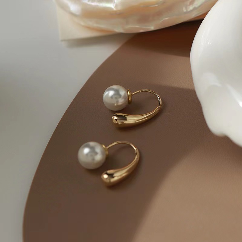 Simple and niche metal pearl stud earrings for women, 2025 new style, trendy, high-end and fashionable design sense earrings, light luxury ears Application Scenario