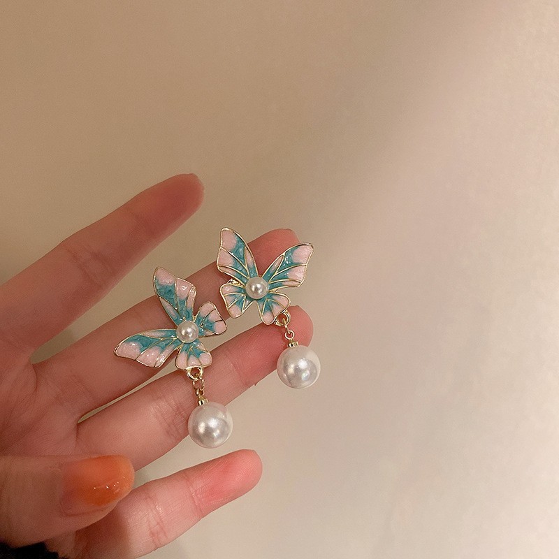 French retro oil painting style butterfly pearl stud earrings, artistic ancient style earrings, high-end design accessories for women Specification drawing