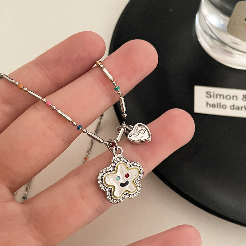 A cute and colorful flower smiling face necklace, a sweet and elegant female summer Internet celebrity, a star pendant, a collarbone chain, a trendy neck accessory Specification drawing