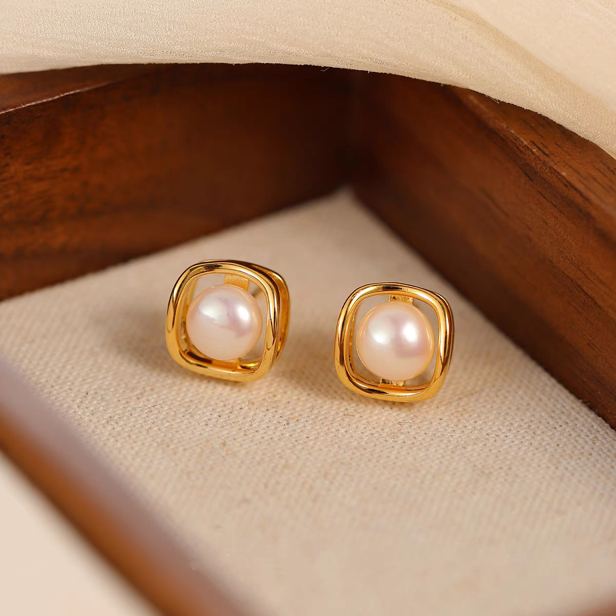 Simple and fashionable geometric pearl stud earrings, a new bestseller in 2025, with a unique design sense. Women's rare and versatile earrings for summer details Picture