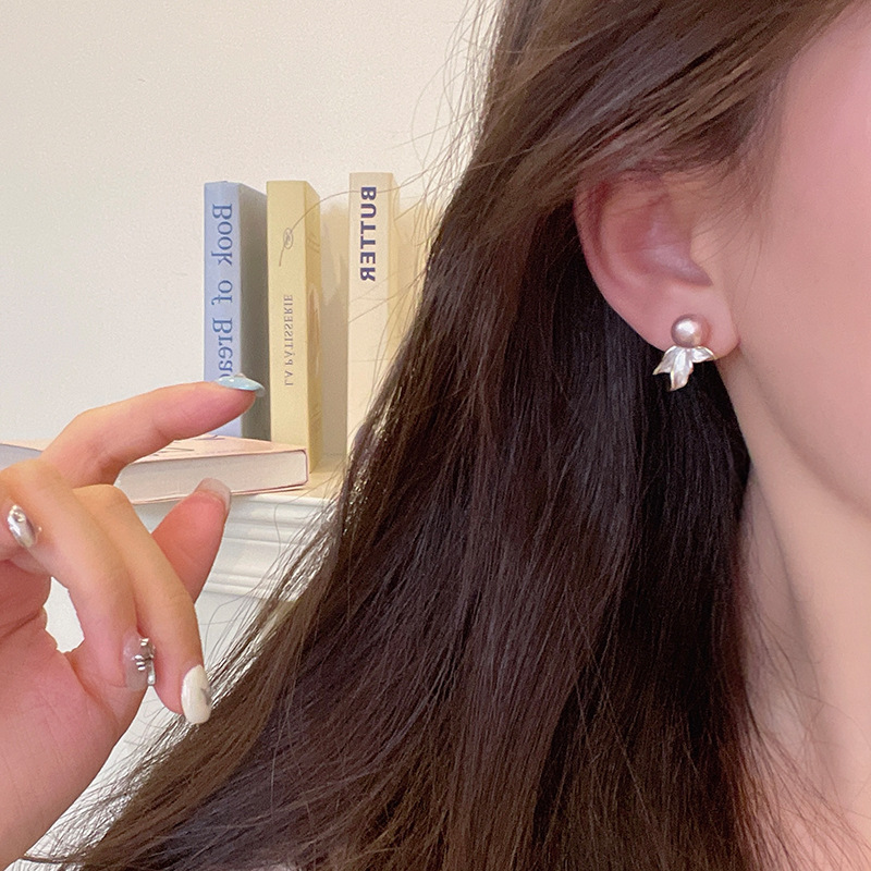 French fishtail pearl stud earrings for women, gentle, light luxury and high-end, unique and niche autumn and winter bestsellers, 2024 new style earrings Application Scenario