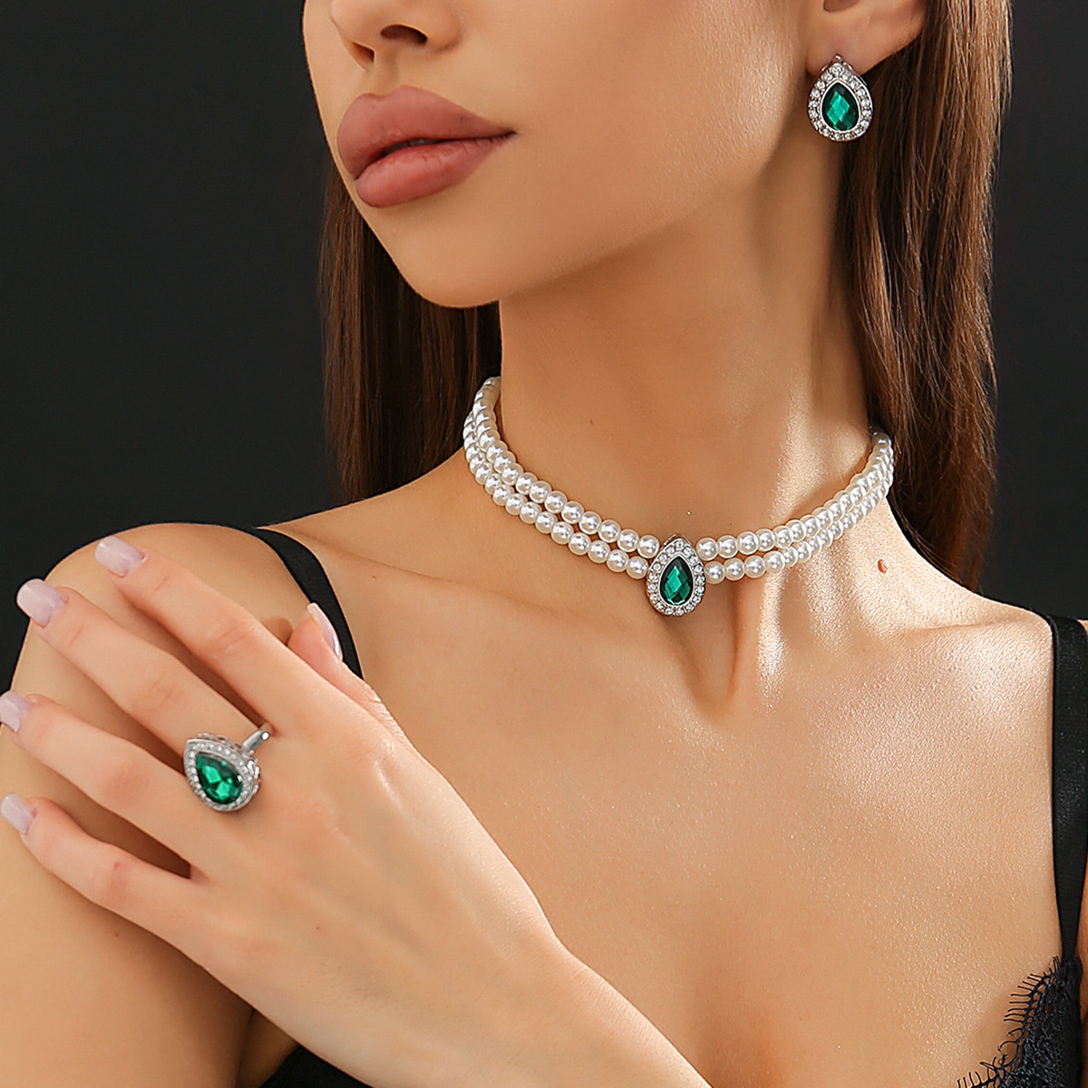 European and American cross-border jewelry, retro imitation pearl multi-layer necklace choker, green rhinestone light luxury French necklace for women full figure