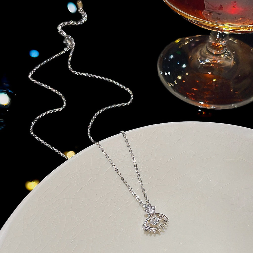 The lively angel's Eye zircon necklace, a versatile and sweet diamond pendant for dancing, and a personalized collarbone chain accessory Application Scenario